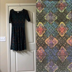 L Nicole Dress. 3/4 Sleeve. Knee Length. Dark Geometric shapes. Stretchy. EUC.